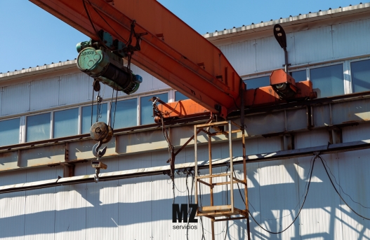 Grúa semipórtico industrial para optimización de espacios